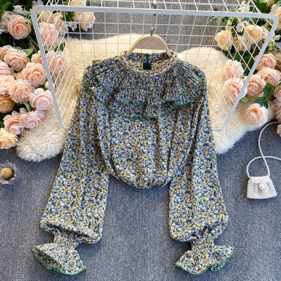 Naiste särk lillelise paremkummiga varrukal ja lokkidega