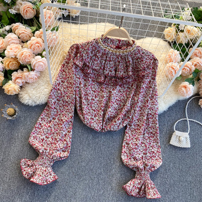 Naiste särk lillelise paremkummiga varrukal ja lokkidega