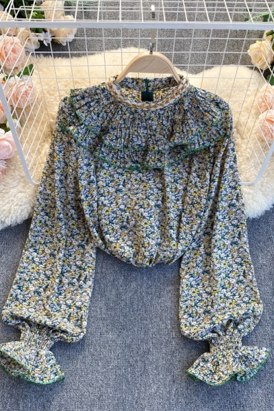 Naiste särk lillelise paremkummiga varrukal ja lokkidega