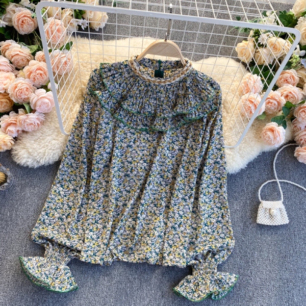 Naiste särk lillelise paremkummiga varrukal ja lokkidega