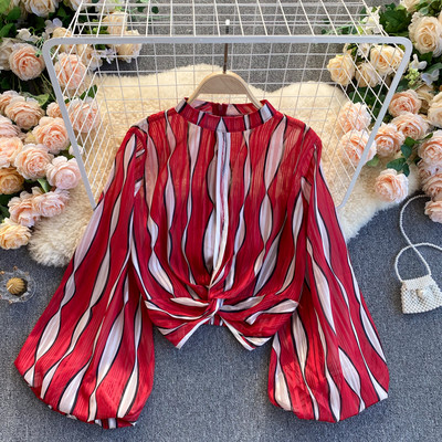 Ριγέ γυναικείο πουκάμισο με χαμηλό γιακά και φαρδιά μανίκια