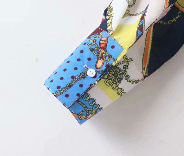 Värvilise mustriga naiste särgi klassikaline mudel