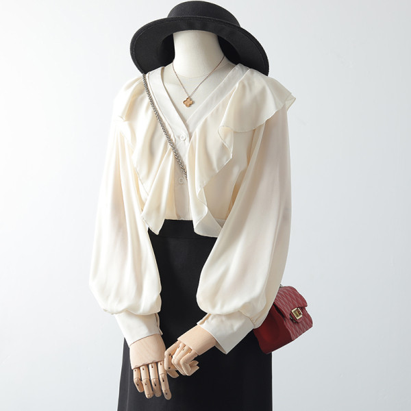 Elegáns női ing spitz nyakkivágással és fürtökkel