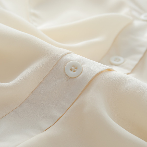 Elegáns női ing spitz nyakkivágással és fürtökkel