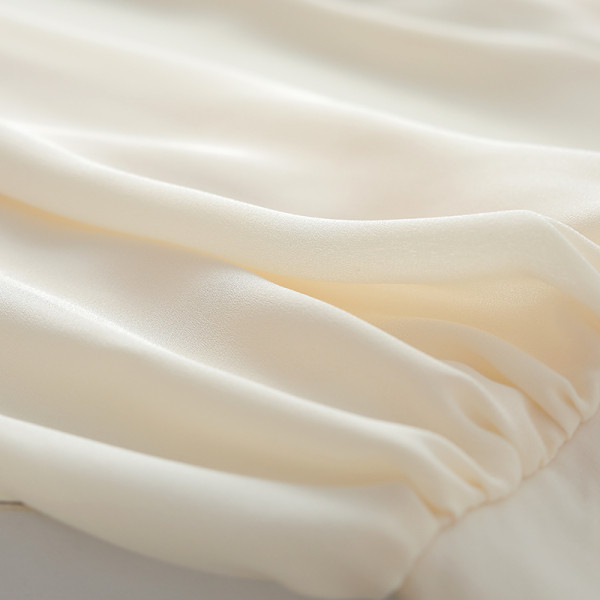 Elegáns női ing spitz nyakkivágással és fürtökkel