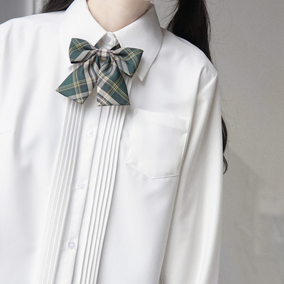 Μοντέρνο γυναικείο πουκάμισο με κλασικό κολάρο, τσέπη και κορδέλα