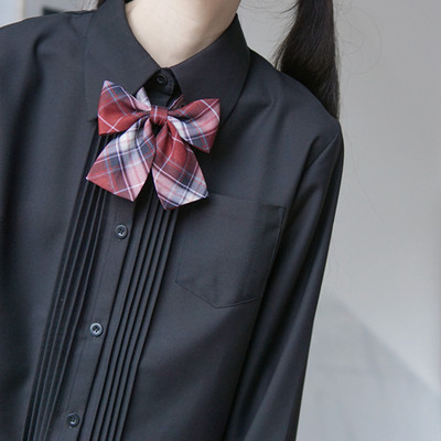 Μοντέρνο γυναικείο πουκάμισο με κλασικό κολάρο, τσέπη και κορδέλα