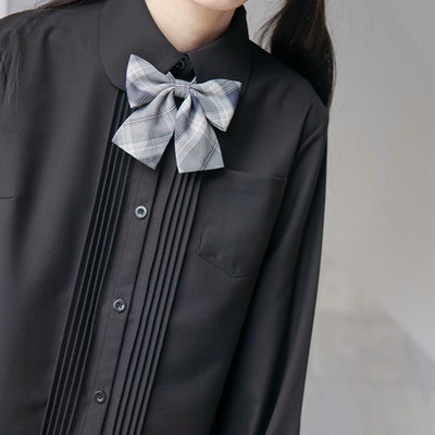 Μοντέρνο γυναικείο πουκάμισο με κλασικό κολάρο, τσέπη και κορδέλα