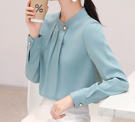 Κομψό γυναικείο πουκάμισο με λαιμόκοψη και κουμπί