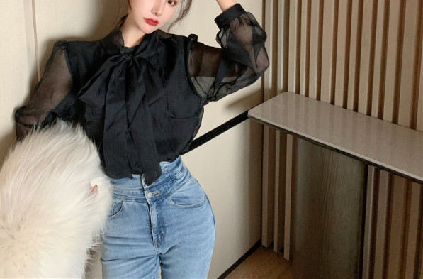 Moodne naiste särk, mille krael on pael