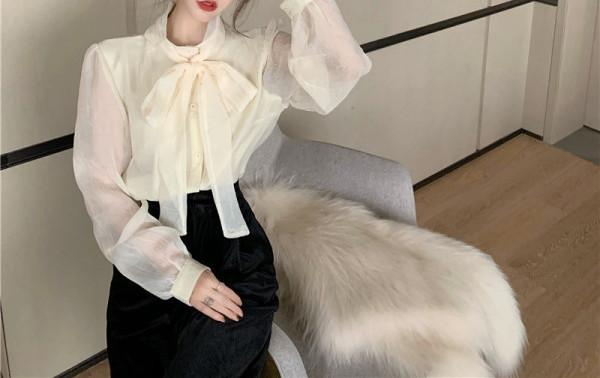 Moodne naiste särk, mille krael on pael