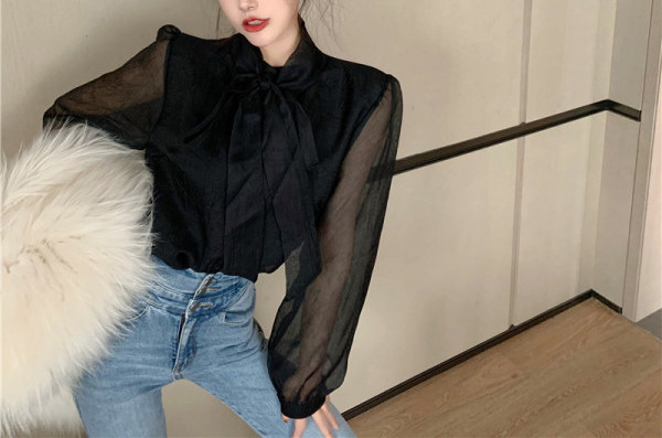 Moodne naiste särk, mille krael on pael