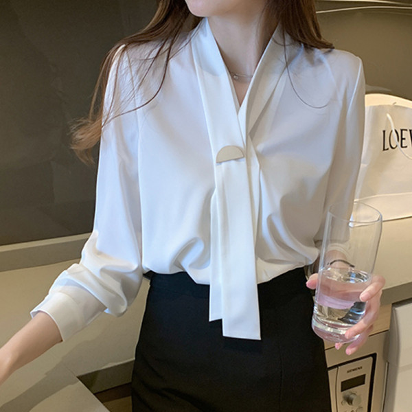 Stiilne spitsikaelusega naiste särk - valget värvi