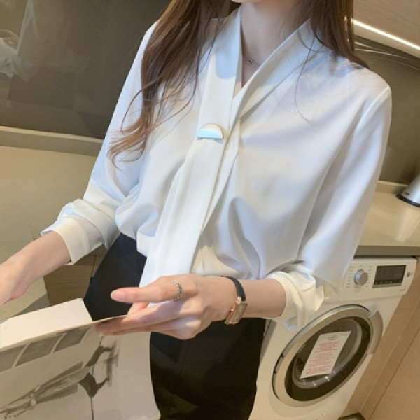 Stiilne spitsikaelusega naiste särk - valget värvi