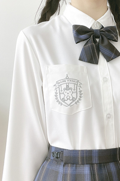 Moodne naiste särk, mille tasku ja pael on tikandid