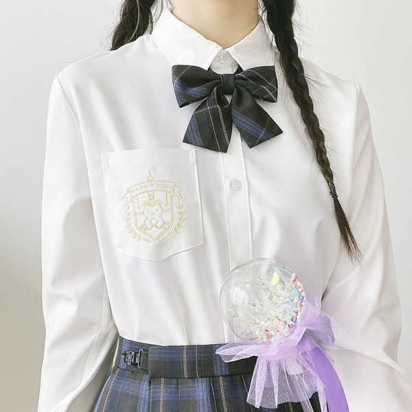 Moodne naiste särk, mille tasku ja pael on tikandid