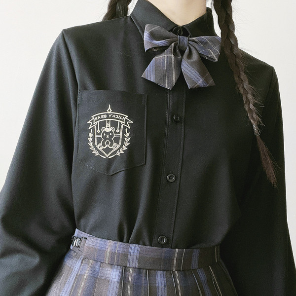 Moodne naiste särk, mille tasku ja pael on tikandid