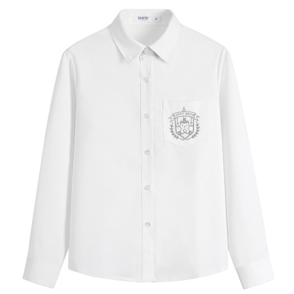 Moodne naiste särk, mille tasku ja pael on tikandid