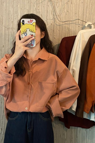 Mitmes värvitoonis klassikalise krae ja taskuga naiste särk