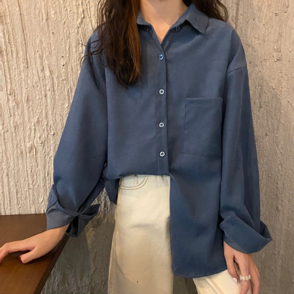 Mitmes värvitoonis klassikalise krae ja taskuga naiste särk