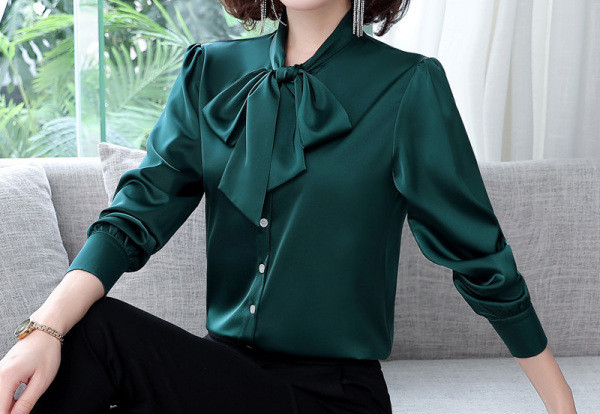 Modern női ing gallérján szalaggal és gombokkal