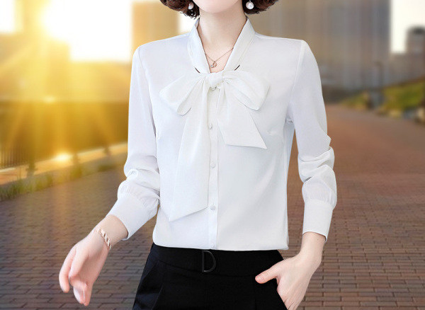 Modern női ing gallérján szalaggal és gombokkal