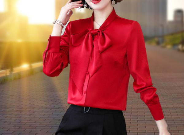 Modern női ing gallérján szalaggal és gombokkal