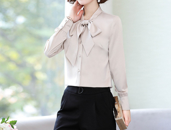 Modern női ing gallérján szalaggal és gombokkal