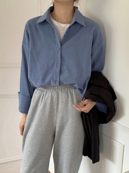 Klassikalise krae ja nööpidega vabaaja särk