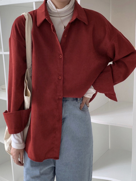 Klassikalise krae ja nööpidega vabaaja särk