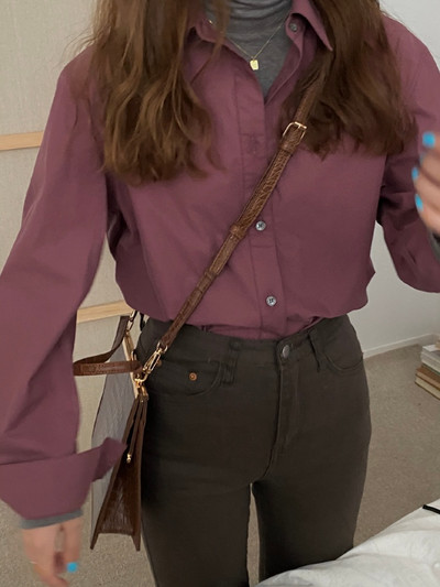 Klassikalise kraega vabaaja naiste särk mitmes värvitoonis