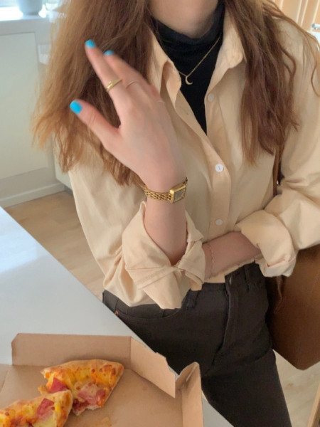 Klassikalise kraega vabaaja naiste särk mitmes värvitoonis