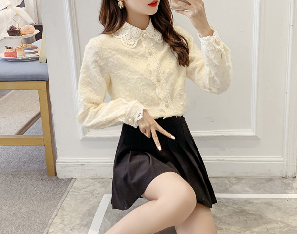 Elegáns fehér csipke ing gyöngygombokkal