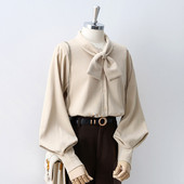 Modern női ing gallérján szalaggal és széles ujjakkal