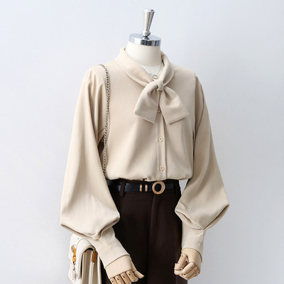 Modern női ing gallérján szalaggal és széles ujjakkal