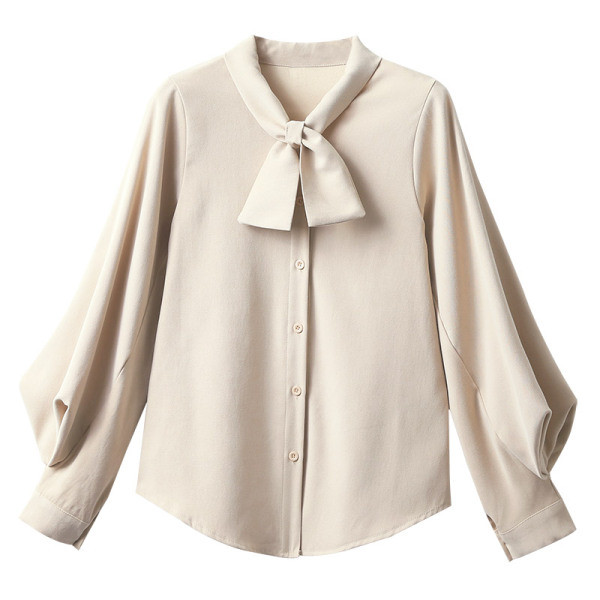 Modern női ing gallérján szalaggal és széles ujjakkal