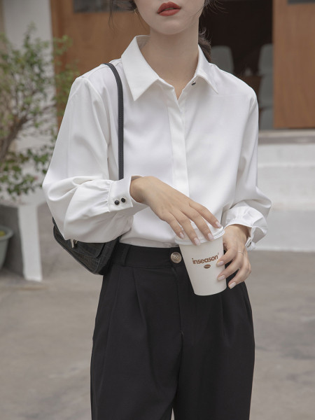 Uue mudeliga naiste särk klassikalise krae ja nööpidega valge