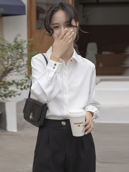 Uue mudeliga naiste särk klassikalise krae ja nööpidega valge