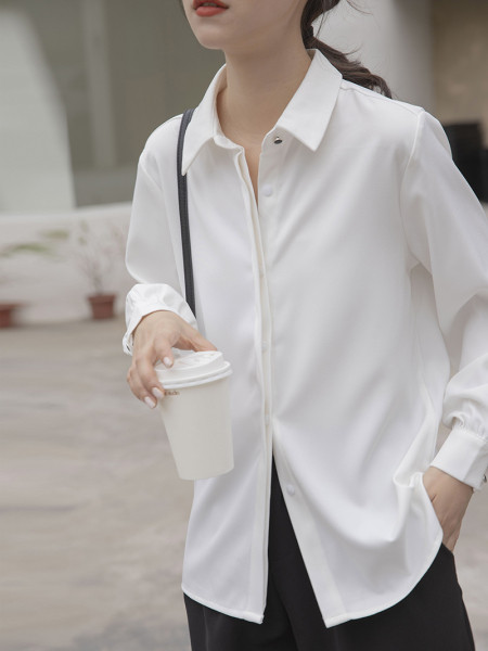 Uue mudeliga naiste särk klassikalise krae ja nööpidega valge