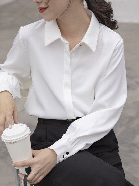 Uue mudeliga naiste särk klassikalise krae ja nööpidega valge