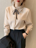 Ajakohane lipsude ja nööpidega naiste särk