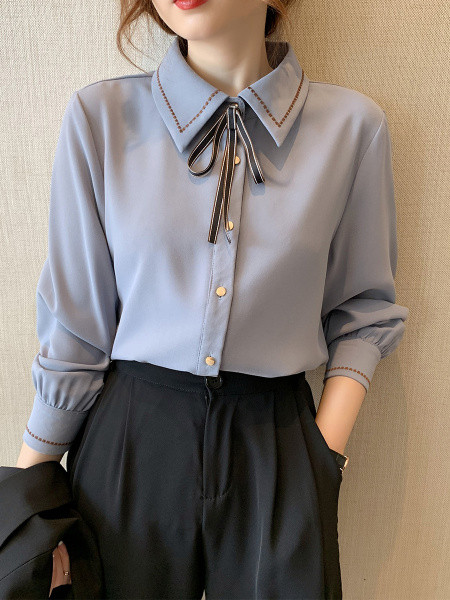 Ajakohane lipsude ja nööpidega naiste särk