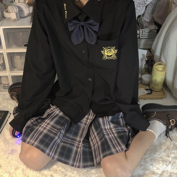 Naiste tasku ja tikandiga särk