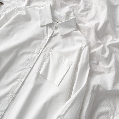 Női ing klasszikus gallérral és gombokkal, fekete-fehér színben