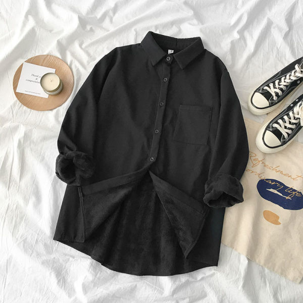 Női ing klasszikus gallérral és gombokkal, fekete-fehér színben