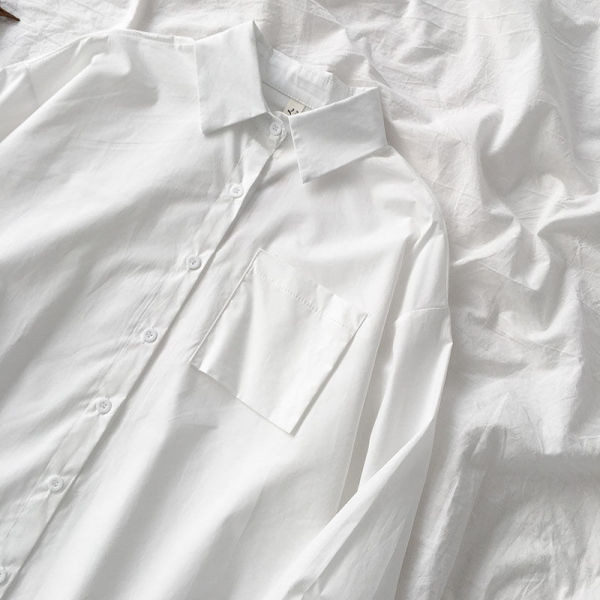 Női ing klasszikus gallérral és gombokkal, fekete-fehér színben