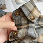 Naiste ruuduline pruunide nööpidega särk