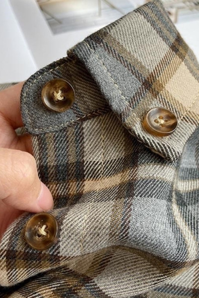 Naiste ruuduline pruunide nööpidega särk