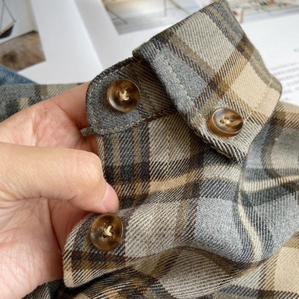 Naiste ruuduline pruunide nööpidega särk