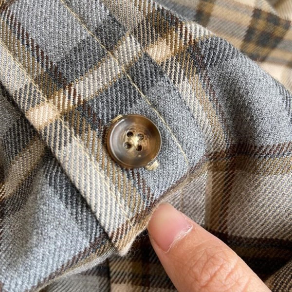 Naiste ruuduline pruunide nööpidega särk